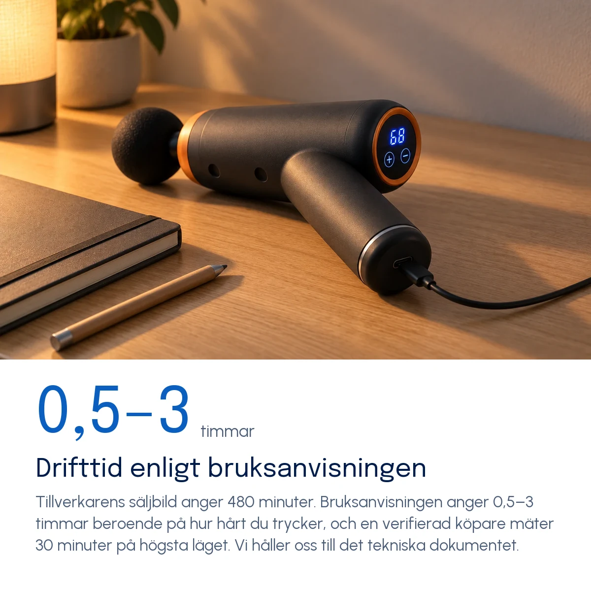 Drifttid enligt bruksanvisningen — Massagepistolen ansluten till sin USB-C-kabel på ett bord, laddningen pågår