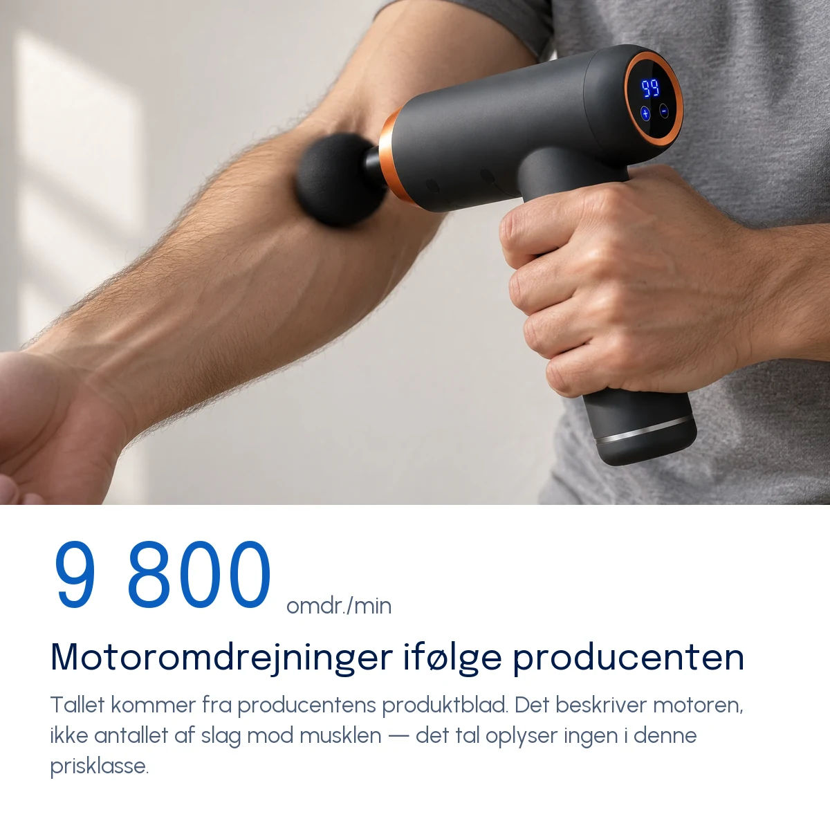 Motoromdrejninger ifølge producenten — Massagepistolens hoved i bevægelse, set tæt på mod en mørk baggrund